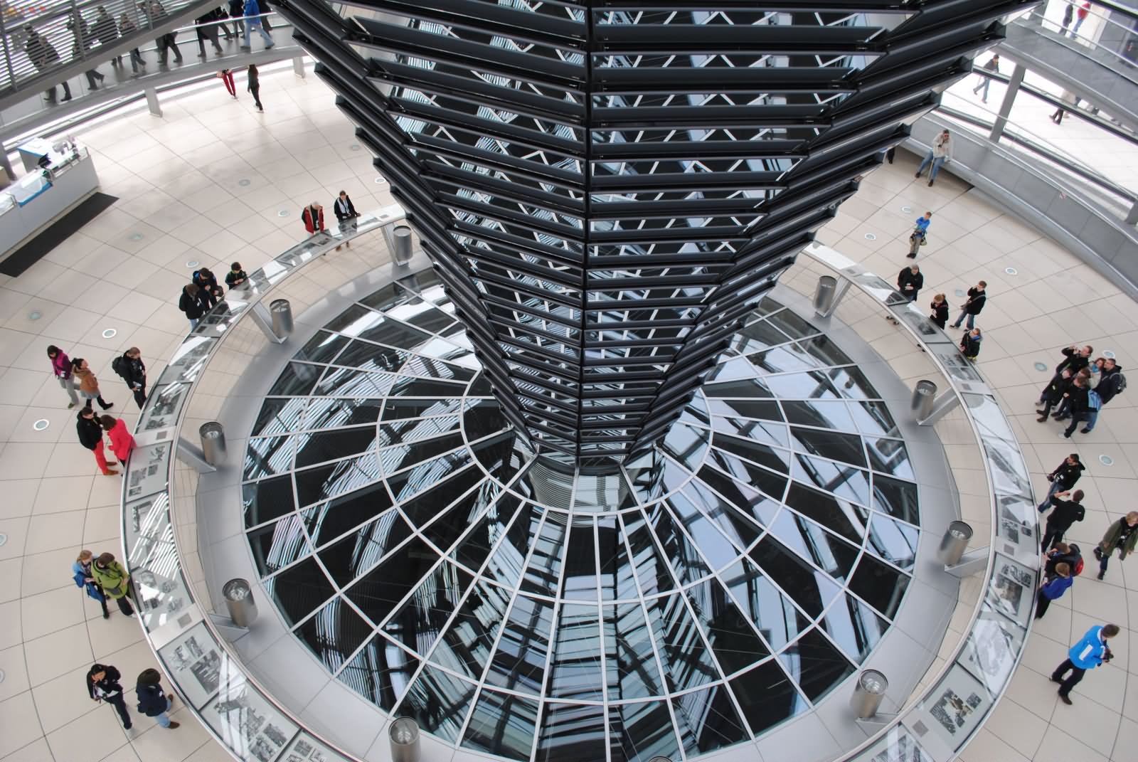 Central-Column-Of-The-Dome-Of-Reichstag-Building-Inside-Picture.jpg
